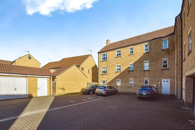 Nuthatch Road, Calne, photo 1