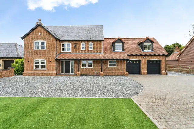 New Woods Drive, March, PE15, photo 1