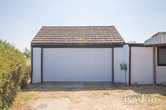 Bradenstoke, SN15, photo 3