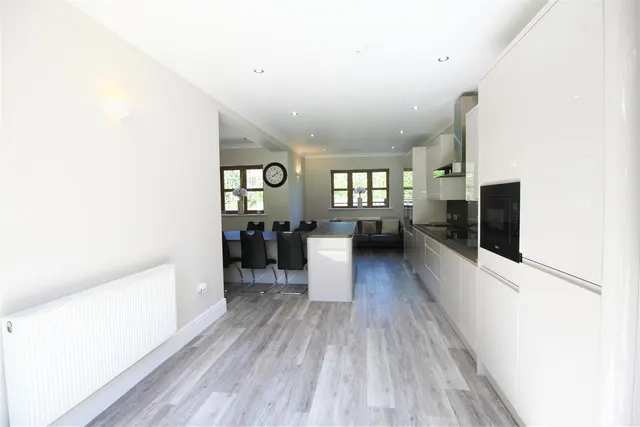 Huddersfield Road, Carrbrook, photo 3