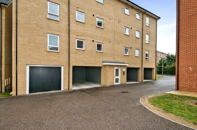 Gumley Road, Grays, Essex, RM20, photo 1