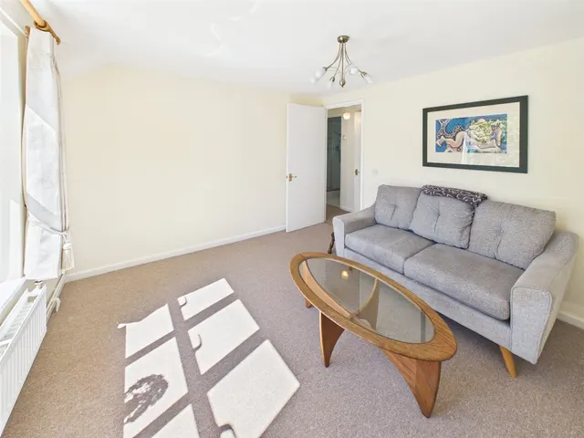 Chichester Close, Hampton, TW12, photo 3