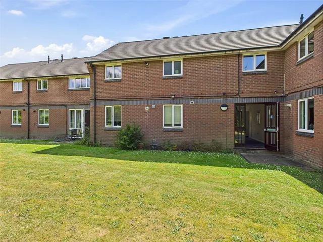 Chichester Close, Hampton, TW12, photo 2