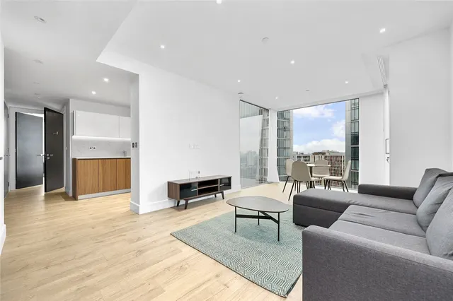 Piazza Walk, Aldgate, E1, photo 2