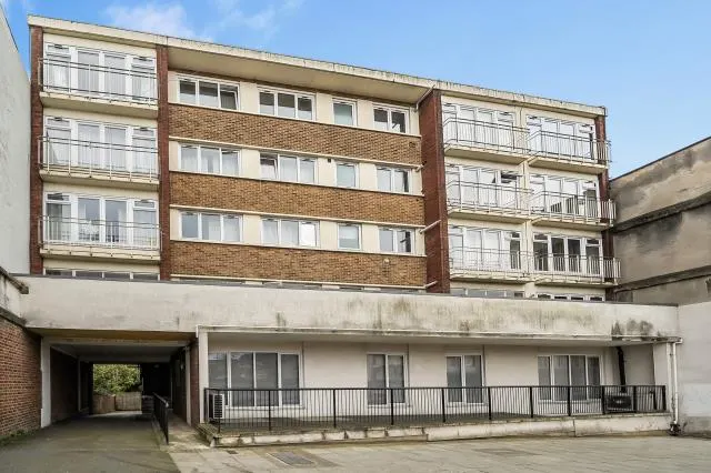 Regents Park Road, London, N3, photo 1