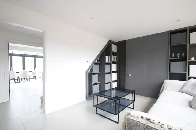 Chaplin Crescent, Sunbury-On-Thames, TW16, photo 2