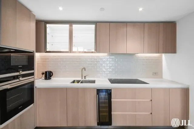 Prince of Wales Drive, London, SW11, photo 2