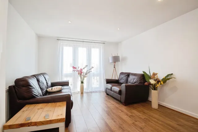 Photo 3 — Forio House, Ffordd Garthorne, Cardiff, CF10