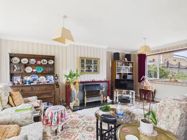 Hereford Close, Laleham, TW18, photo 2