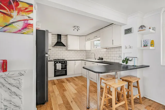 Portsmouth Road, Cobham, KT11, photo 3