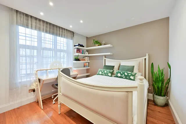 Photo 3 — 74 Highlands Heath, Portsmouth Road, London
