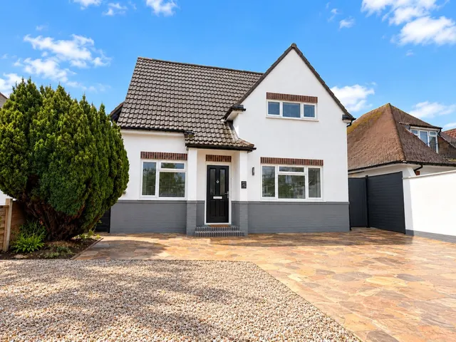 Rustington, BN16, photo 1