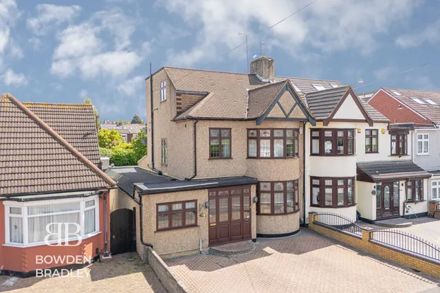 Marlborough Drive, Clayhall, IG5, photo 1