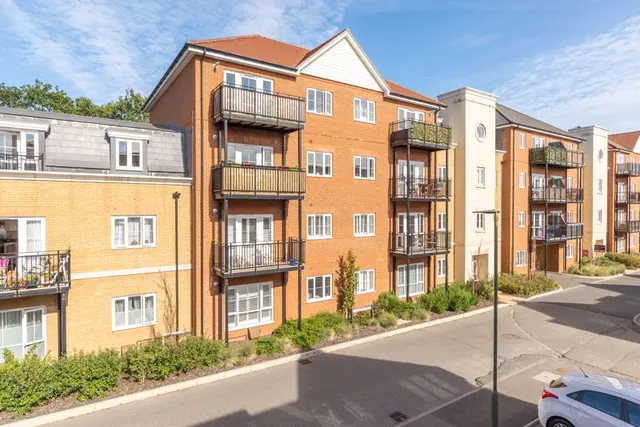Alderson Grove, Walton-On-Thames KT12 5EG, photo 1