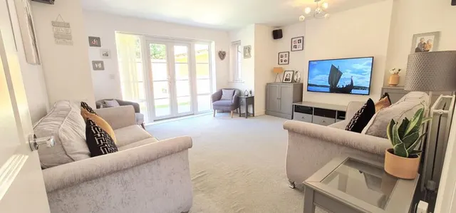 Photo 2 — Claremont Crescent, Rayleigh, Essex, SS6 9GZ