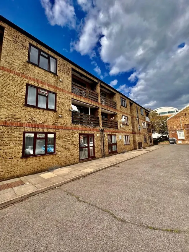 Hows Road, Uxbridge, UB8, photo 1
