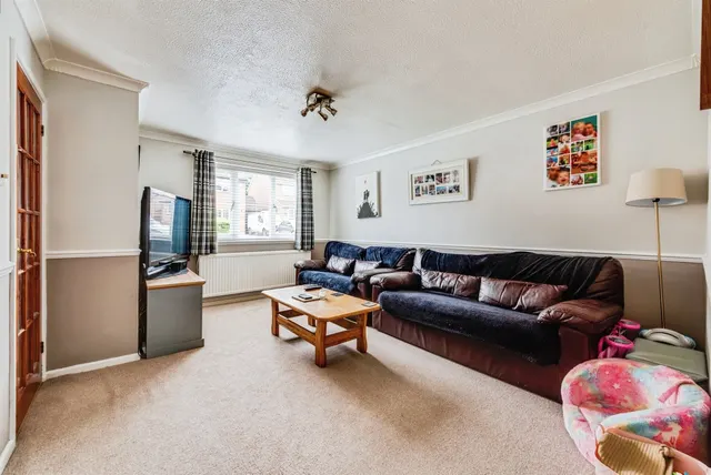 Photo 2 — Bayleaf Avenue, Swindon