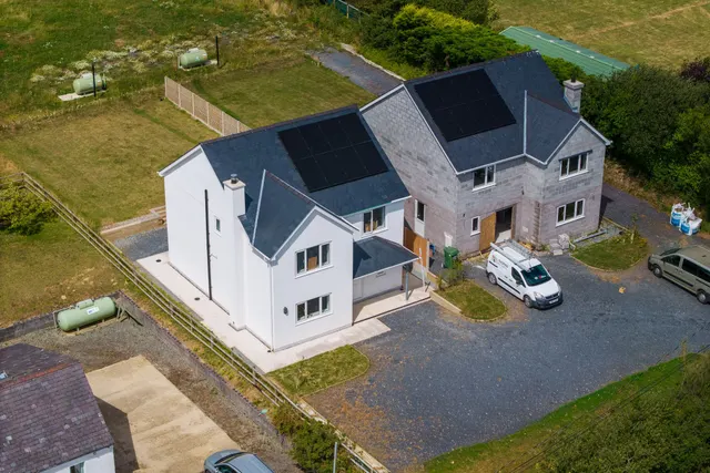 Dywarch Isaf, Rhoshirwaun, LL53, photo 1