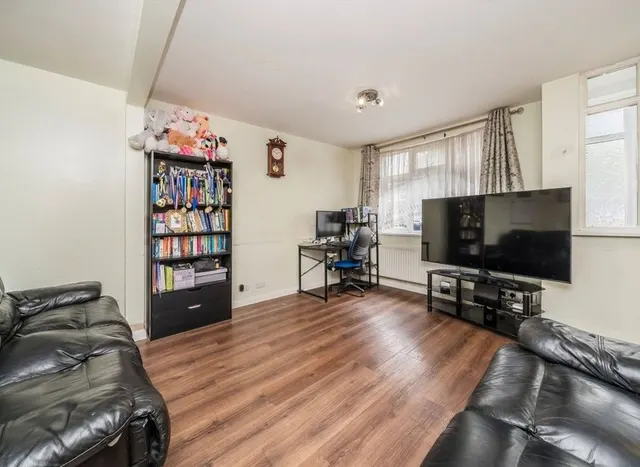 Photo 2 — Woodland Way, Surbiton, KT5