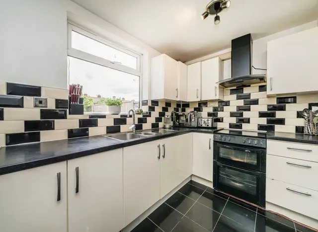 Photo 3 — Woodland Way, Surbiton, KT5