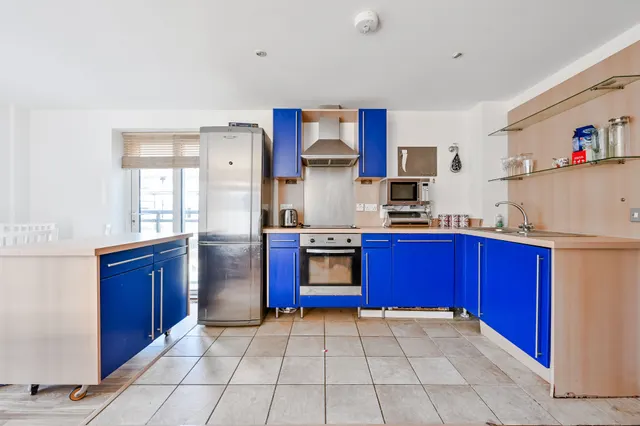 Photo 3 — Flat 23, Building 45, Hopton Road, London