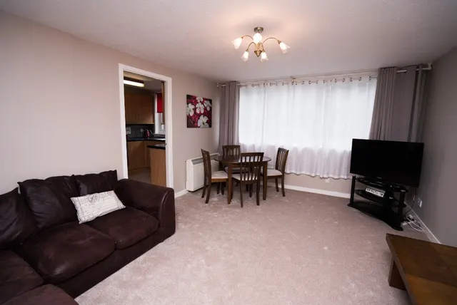 Richmond Court, Rosemount, AB25, photo 1