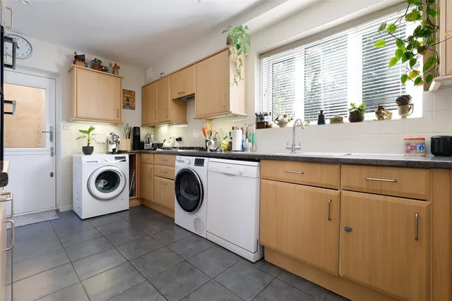 Park Rise, Leatherhead, KT22, photo 3
