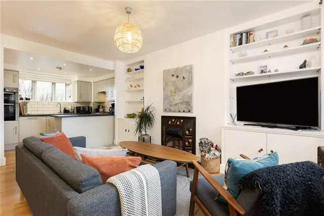 Upper Richmond Road, London, SW15, photo 1