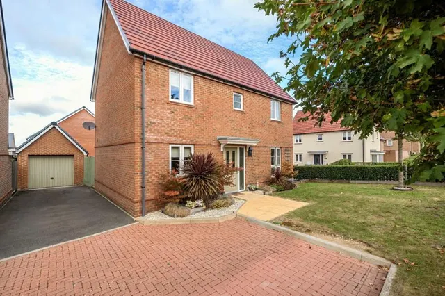 White Clover Drive, Basingstoke, RG23, photo 1