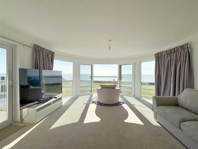 Photo 3 — The Sea House, 2 Herbrand Walk, Cooden, East Sussex, TN39 4BW