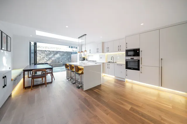 Photo 2 — Ebbisham Drive, London, London, SW8 1UB