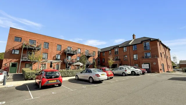 Crescent Place, Warminster, BA12, photo 1