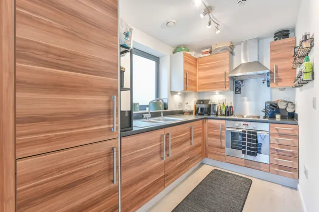 Photo 3 — 37 Sandover House, 124 Spa Road, London