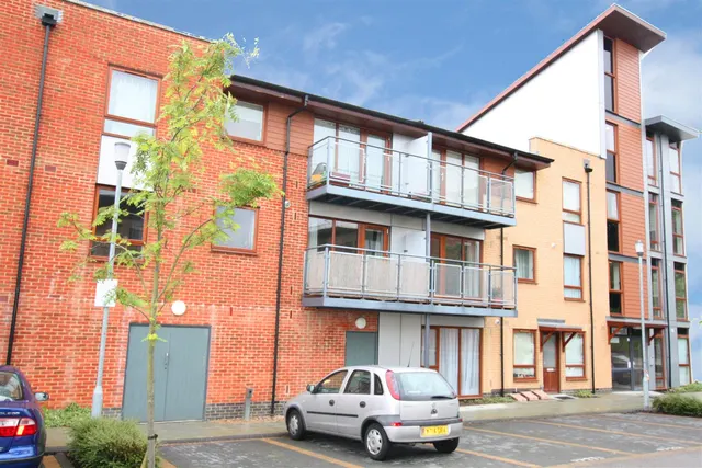 Commonwealth Drive, Crawley, RH10, photo 1