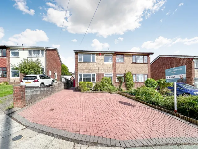 3 bedroom house — Timothy Close, Saxonfields, Stoke-on-Trent