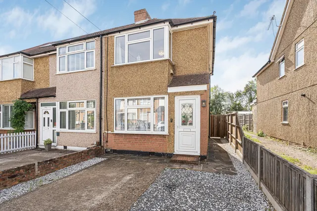 Warwick Avenue, Egham, TW20, photo 1