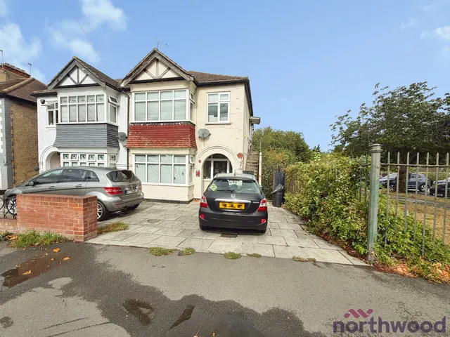 2 bedroom flat, Carlton Road, Romford, RM2