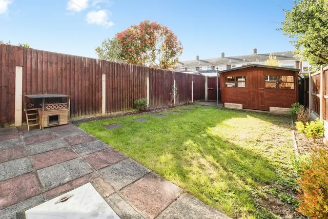 Photo 3 — Midhurst Close, Hornchurch, RM12