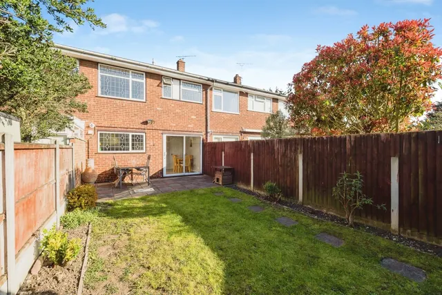 Photo 2 — Midhurst Close, Hornchurch, RM12
