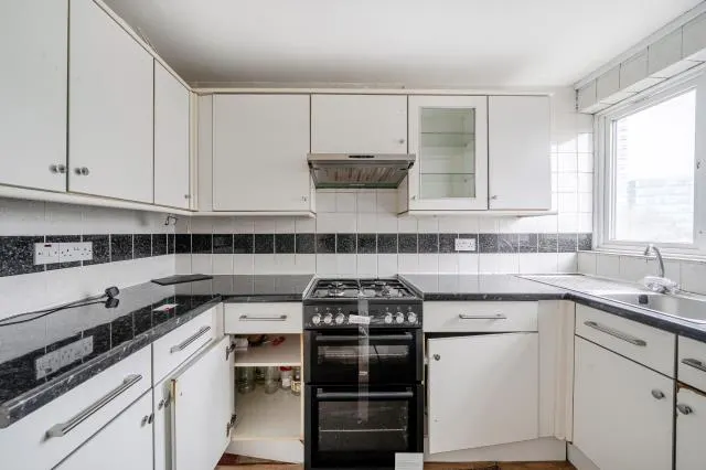 Tolworth Rise South, Surbiton, KT5, photo 2