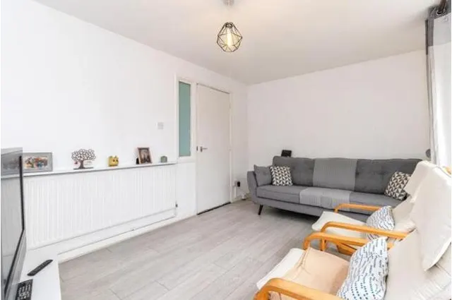 Photo 3 — 2 Brambledown Road, Wallington - London