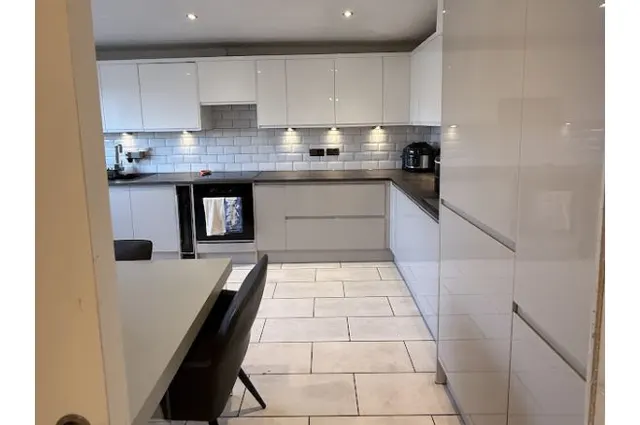 Photo 2 — 2 Brambledown Road, Wallington - London