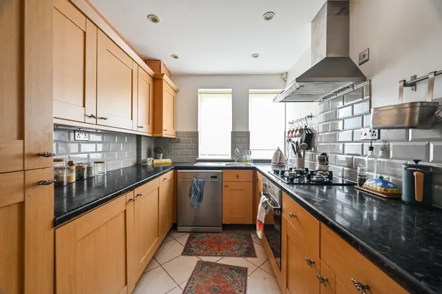London, E1W, photo 2