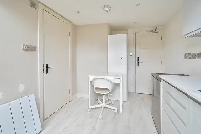 Photo 3 — Studio 5, 68 Villiers Road, Kingston upon Thames