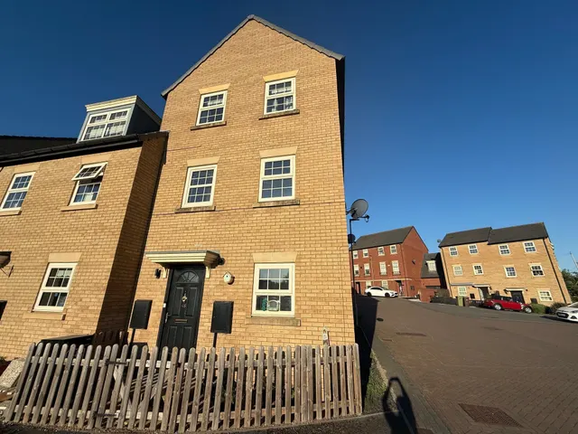 Fallbrook Road, Castleford, photo 1