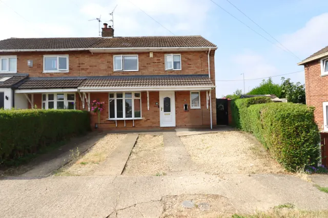 Cambridge Avenue, Corby, NN17, photo 1