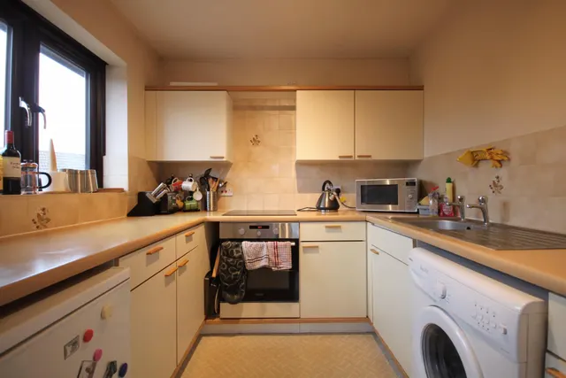 Photo 3 — 2 Falcon Way, Colindale, London, NW9