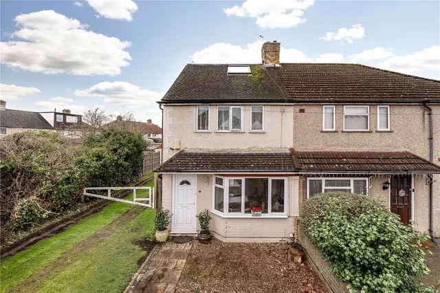 Swan Close, Hanworth, TW13 6PA, photo 1