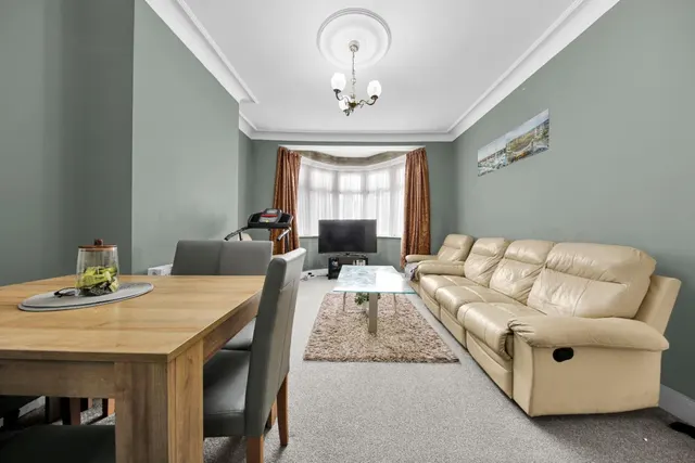 Whalebone Lane North, Chadwell Heath, RM6, photo 3