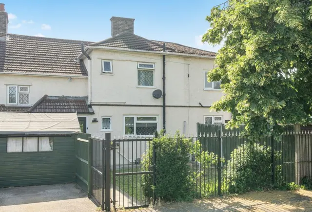 Camomile Avenue, Mitcham, CR4, photo 1
